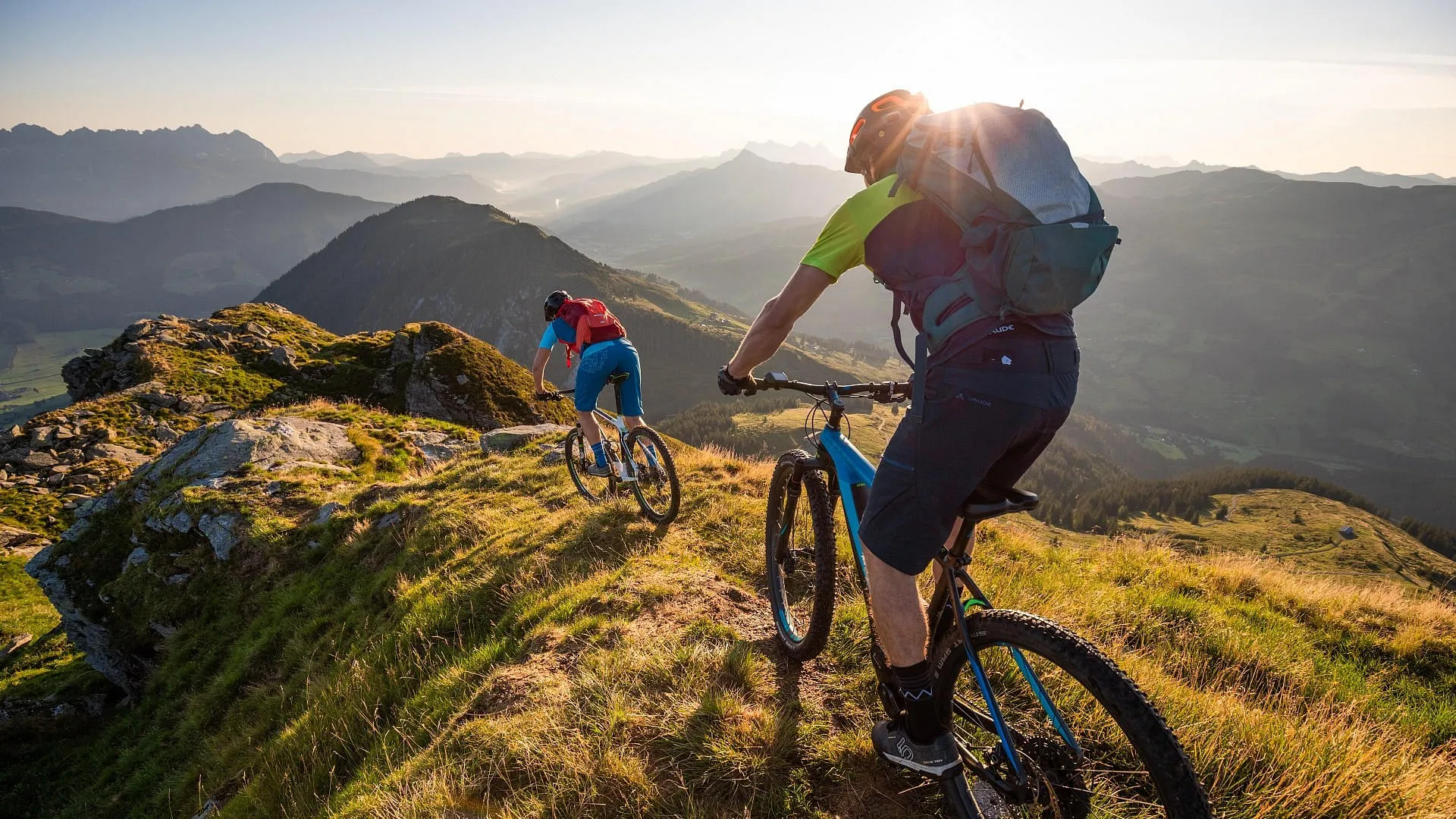 hd-Mountainbiker-am-Rueckweg-in-das-Tal